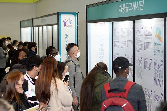 대기업이 직원을 신규 채용할 때 가장 많이 고려하는 요소는 ‘직무 관련 일경험’인 것으로 조사됐다. 사진은 2022년에 열린 외국인유학생채용박람회에서 관람객이 채용공고대를 확인하는 모습 [연합]