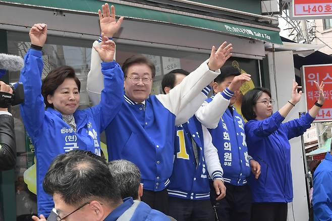 더불어민주당 이재명 대표가 24일 서울 송파구 잠실 새마을전통시장을 방문해 시민들에게 인사를 하고 있다. [연합]
