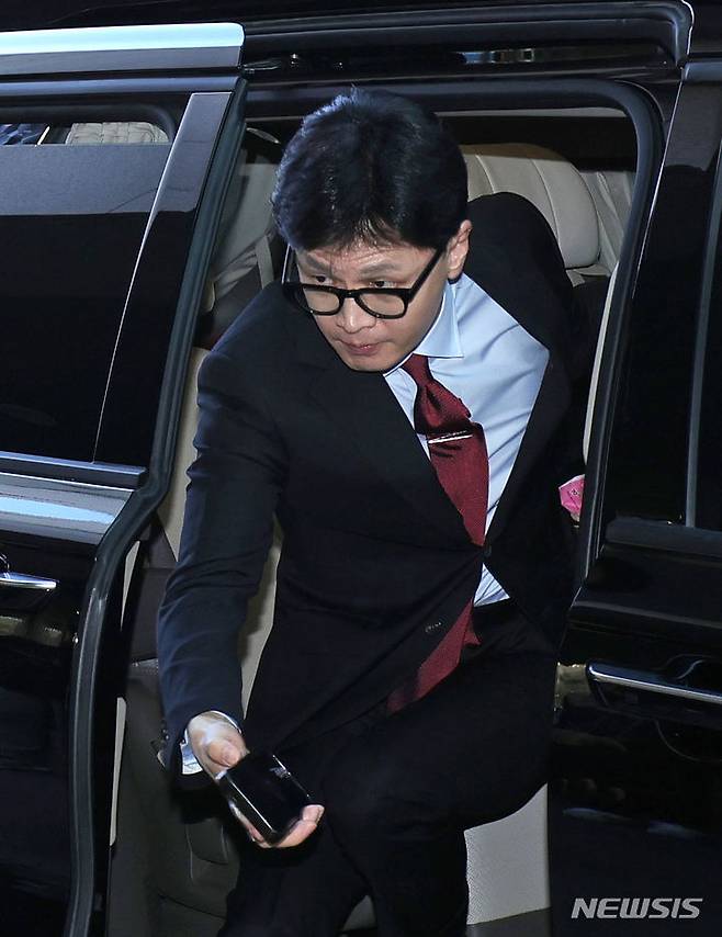 [서울=뉴시스] 이영환 기자 = 한동훈 국민의힘 비상대책위원장이 24일 서울 서대문구 신촌 세브란스병원에서 열린 전국의대교수협의회 회장단 간담회에 참석하고 있다. (공동취재) 2024.03.24. photo@newsis.com