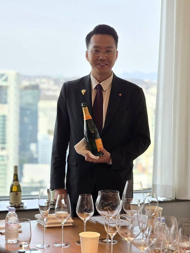 원데이 와인 클래스를 진행하는 피에르 가니에르 서울 김권 소믈리에.