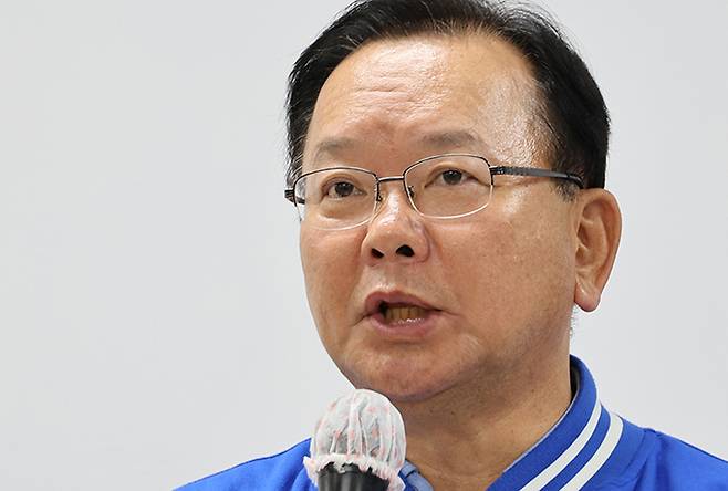 더불어민주당 김부겸 상임 선거대책위원장이 24일 오전 경남 창원 상남시장을 찾아 창원지역 총선 후보들과 민생탐방을 마친 뒤 마련된 기자회견에서 발언하고 있다. 창원=연합뉴스