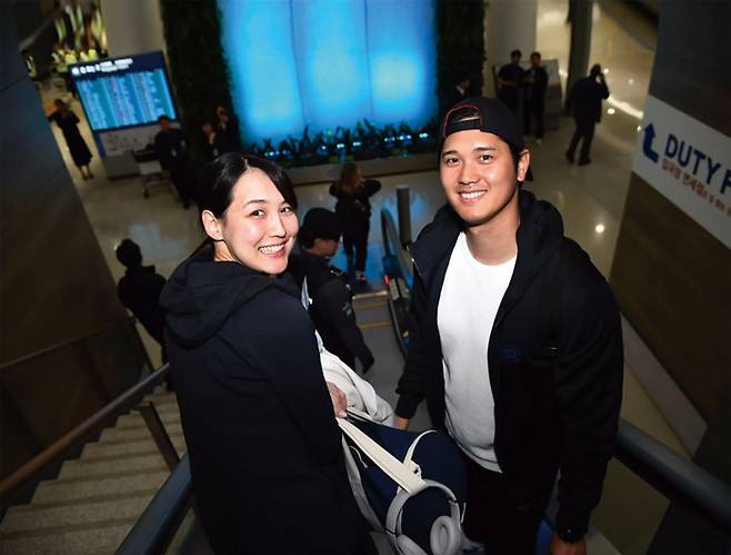 3월15일 오타니와 다나카 부부가 인천공항에 입국하면서 에스컬레이터를 내려가다 뒤돌아보며 포즈를 취하고 있다. ⓒ뉴시스