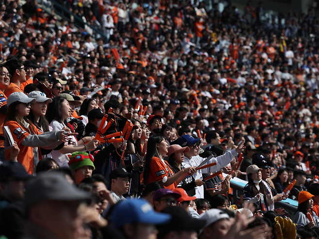 잠실 3루 스탠드에서 응원전을 펼치는 한화팬들. 연합뉴스