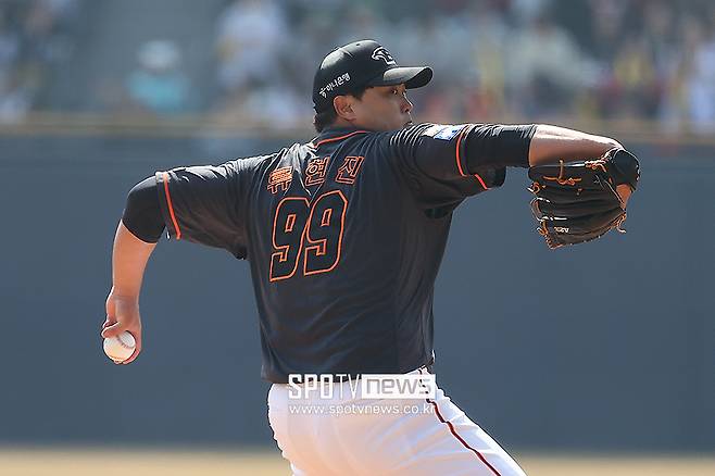 ▲ 류현진은 "직구는 초반에 좋았다. 괜찮았는데, 마지막 이닝에 다 맞아 나가면서 가운데로 몰렸다. 변화구 제구가 아쉬웠던 것 같다. 예방 주사 한 방 맞은 느낌이라 생각하고 다음 경기를 준비하겠다"고 힘줘 말했다. ⓒ곽혜미 기자