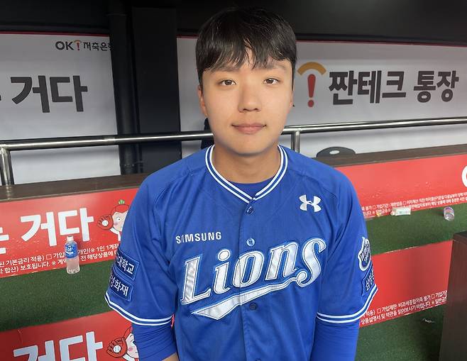 삼성 라이온즈 외야수 김현준이 23일 KT 위즈와의 정규시즌 개막전에서 10회 대타 결승타를 때려낸 뒤 인터뷰를 마치고 기념촬영 하고 있다. 수원, 최원영 기자