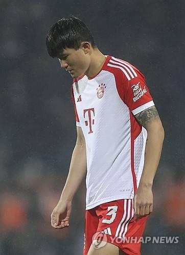 바이에른 뮌헨에서 주전 경쟁에 어려움을 겪고 있는 김민재가 이탈리아 인터 밀란 이적설과 연결된 가운데 전 소속팀 나폴리도 숟가락을 얹었다. 임대 이적을 고려하는 인터밀란처럼 나폴리도 임대로 데려올 수만 있다면 데려오고 싶다는 바람을 내비치고 있다. 김민재가 뮌헨에서 받고 있는 연봉을 모두 수용하기 어렵기 때문에 뮌헨이 일정 연봉을 부담할 것이라는 게 이탈리아 측 관측이다. 거꾸로 나폴리 입장에선 김민재를 적은 비용으로 활용할 수 있다. 연합뉴스