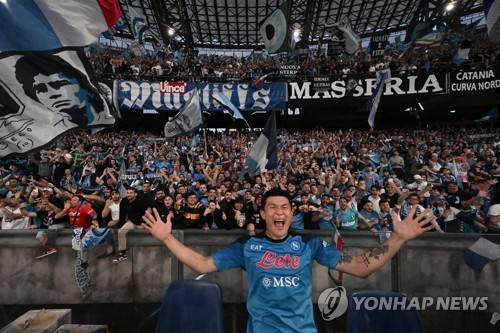 바이에른 뮌헨에서 주전 경쟁에 어려움을 겪고 있는 김민재가 이탈리아 인터 밀란 이적설과 연결된 가운데 전 소속팀 나폴리도 숟가락을 얹었다. 임대 이적을 고려하는 인터밀란처럼 나폴리도 임대로 데려올 수만 있다면 데려오고 싶다는 바람을 내비치고 있다. 김민재가 뮌헨에서 받고 있는 연봉을 모두 수용하기 어렵기 때문에 뮌헨이 일정 연봉을 부담할 것이라는 게 이탈리아 측 관측이다. 거꾸로 나폴리 입장에선 김민재를 적은 비용으로 활용할 수 있다. 연합뉴스