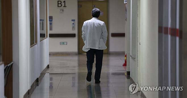 길어지는 의료 공백 전공의 집단행동이 이어지며 의료공백이 장기화하고 있는 지난 22일 대구 한 대학병원에서 의료 관계자가 이동하고 있다. [연합뉴스 자료사진. 재판매 및 DB 금지]