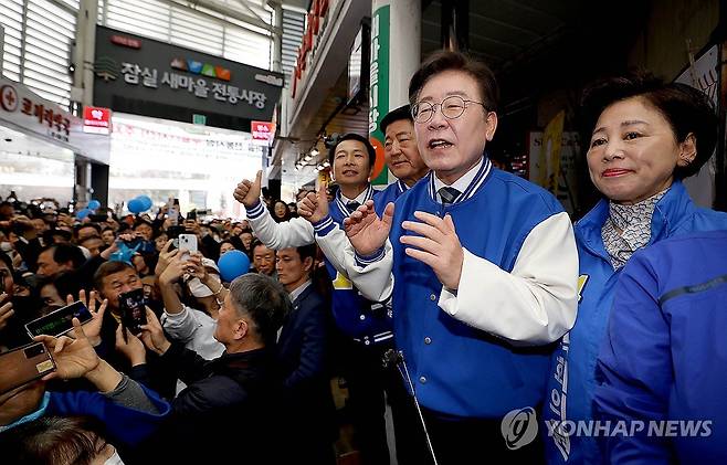 송파 지원 나서 이재명 대표 (서울=연합뉴스) 이정훈 기자 = 더불어민주당 이재명 대표가 24일 서울 송파구 잠실 새마을전통시장을 방문해 지지를 호소하고 있다. 2024.3.24 [공동취재] uwg806@yna.co.kr