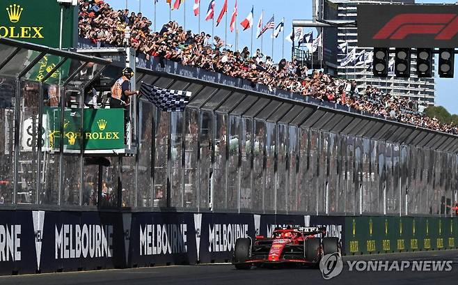 체커기를 받는 카를로스 사인츠의 머신 [EPA=연합뉴스]