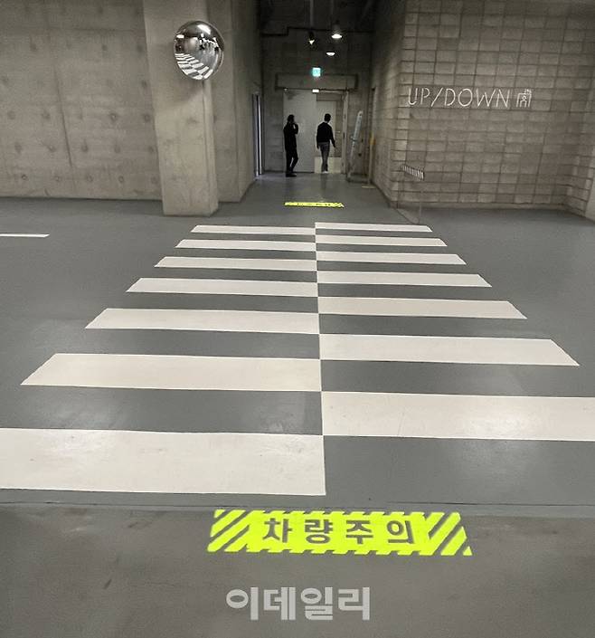 아모레퍼시픽 지하주차장에서 차량주의를 알리는 레이저 빔.(사진=서대웅 기자)