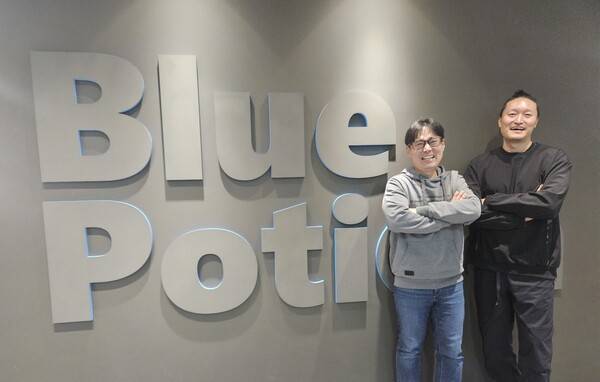 - 김용길 블루포션게임즈 프로듀서(왼쪽)와 정상기 블루포션게임즈 이사