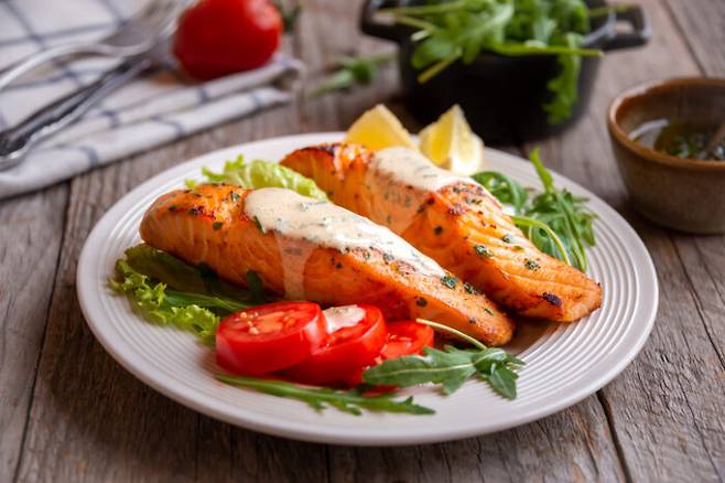 연어와 허브, 토마토 등은 심장 건강에 좋은 식품으로 꼽힌다. [사진=게티이미지뱅크]