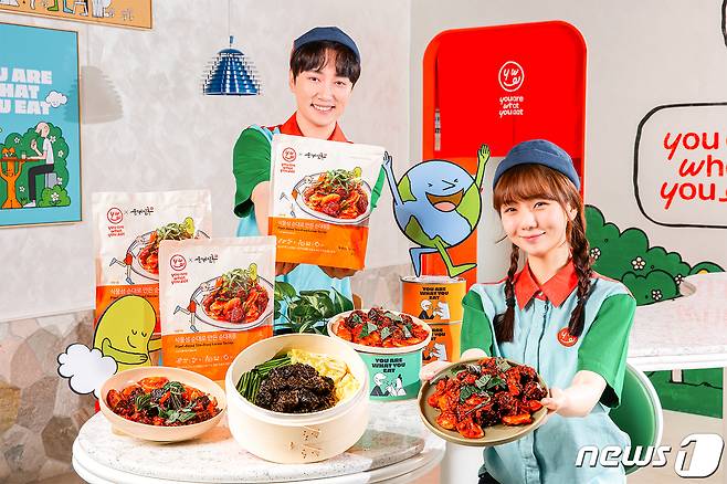 5일 서울 강남구 삼성동에 위치한 대안식 레스토랑 ‘유아왓유잇’ 스타필드 코엑스점에서 모델들이 ‘유아왓유잇 식물성 순대볶음’을 선보이고 있다. (신세계푸드 제공) 2024.3.5/뉴스1