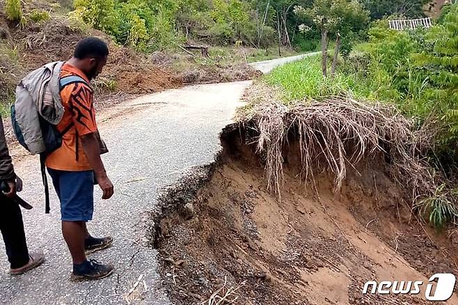 지난 19일 (현지시간) 폭우가 쏟아진 파푸아뉴기니 심부에서 산사태가 발생해 무너진 도로가 보인다. 2024.3.19. ⓒ AFP=뉴스1 ⓒ News1 우동명 기자