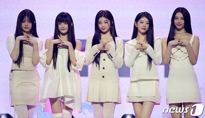 신인 걸그룹 아일릿(I'LL-IT)의 민주(왼쪽부터), 이로하, 원희, 모카, 윤아가 25일 오후 서울 용산구 한남동 블루스퀘어에서 열린 미니 1집 '수퍼 리얼 미'(SUPER REAL ME) 발매 기념 쇼케이스에서 포즈를 취하고 있다. 아일릿은 하이브가 르세라핌과 뉴진스에 이어 세 번째로 선보이는 걸그룹으로, 지난해 방송된 JTBC 오디션 프로그램 '알유넥스트'(R U NEXT)를 통해 선발된 윤아·민주·모카·원희·이로하 5인으로 구성됐다. 2024.3.25/뉴스1 ⓒ News1 김진환 기자