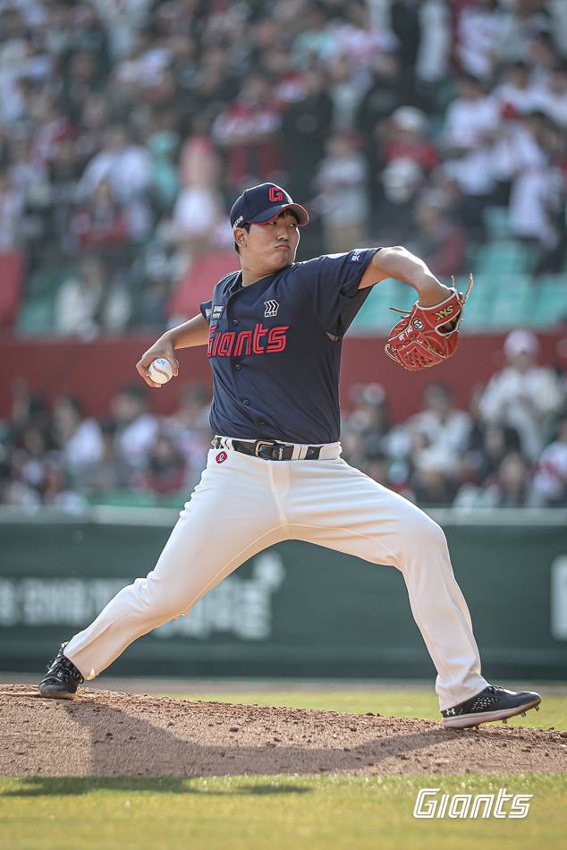 23일 SSG전 8회말에 등판한 롯데 투수 최이준. 사진 | 롯데 자이언츠