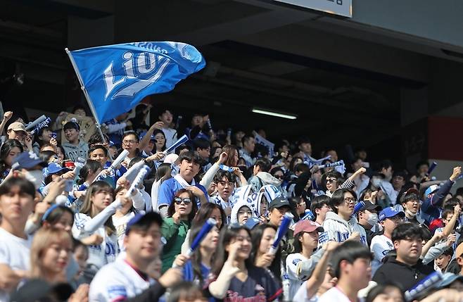 삼성 팬들이 선수단을 응원하고 있다. 사진 | 삼성 라이온즈