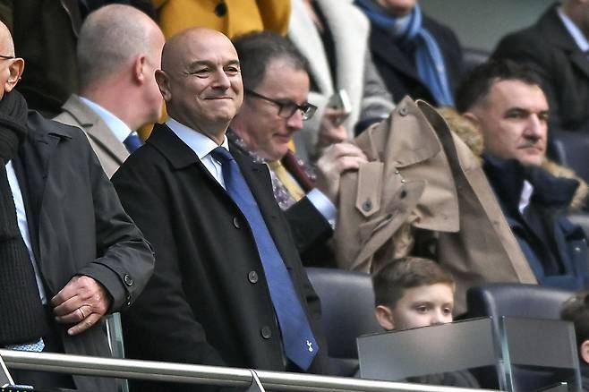 토트넘이 손흥민과의 재계약에 적극적이다. 다니엘 레비 회장의 경우 손흥민에 대한 사우디아라비아의 어떠한 제안도 모두 거절할 것으로 알려졌다. 손흥민은 이미 지난해 여름부터 사우디의 영입 대상에 오르며 화제가 되기도 했다. 당시 손흥민은 잉글랜드 프리미어리그(EPL)에 잔류하겠다는 의지를 직접 밝히기도 했다. 손흥민은 올 시즌 이후 토트넘과의 계약이 1년 남기에 토트넘이 그를 잡기 위해서는 다가오는 여름 이적시장에서 재계약을 체결해야 할 것으로 보인다. EPA연합뉴스