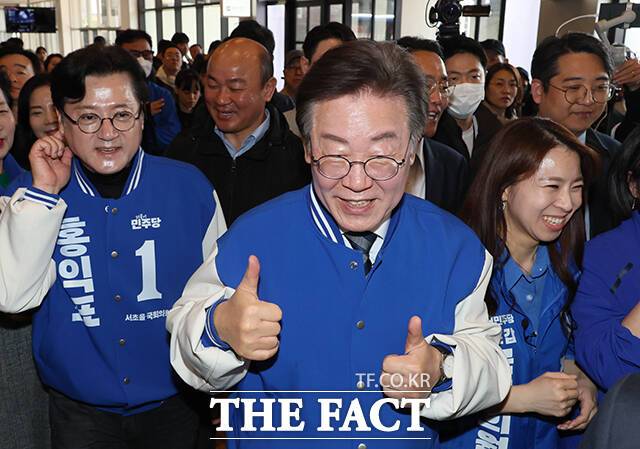 더불어민주당 대표(가운데)가 24일 오후 서울 서초구 서울고속버스터미널을 방문해 김한나 서초갑 후보, 홍익표 서초을 후보와 함께 시민들에게 인사하는 모습. 이 대표는 이날 '강원서도' 발언에 대해 사과했다. /이동률 기자