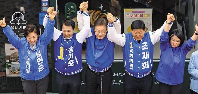 잠실 새마을시장 찾은 이재명 - 더불어민주당 이재명(가운데) 대표가 24일 서울 송파구 새마을전통시장을 찾아 4·10 총선 지원 유세를 하고 있다. 왼쪽부터 남인순(송파병), 송기호(송파을) 후보, 이 대표, 조재희(송파갑) 후보, 용혜인 더불어민주연합 비례 후보. /이덕훈 기자