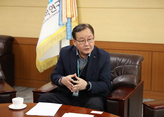 이영국 한국화학연구원 원장은 지난 14일 대전 유성구 화학연 본원에서 조선비즈와 인터뷰를 갖고 "독일의 성공적인 산·연 협력 모델인 프라운호퍼 연구소 시스템을 도입하겠다"고 말했다. 프라운호퍼는 기업이 요구하는 산업 기술을 개발해주는 전문 연구 기관이다./한국화학연구원