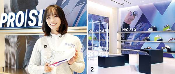 1 풋조이의 2024년 신제품 프로 에스엘엑스(PRO/SLX)를 들어 보인 박결 프로. 사진 민학수 기자 2 풋조이가 한국에서 진행한 PRO/SLX 쇼케이스. 사진 풋조이