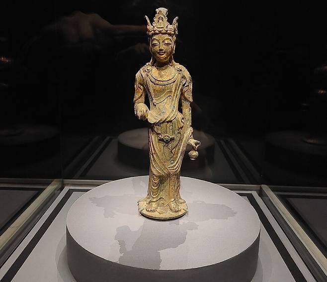 호암미술관 1층 전시실 2섹션 들머리에 나온 일본 개인 소장 백제금동관음보살입상의 모습. 25일 언론 설명회 때 촬영한 사진이다. 노형석 기자