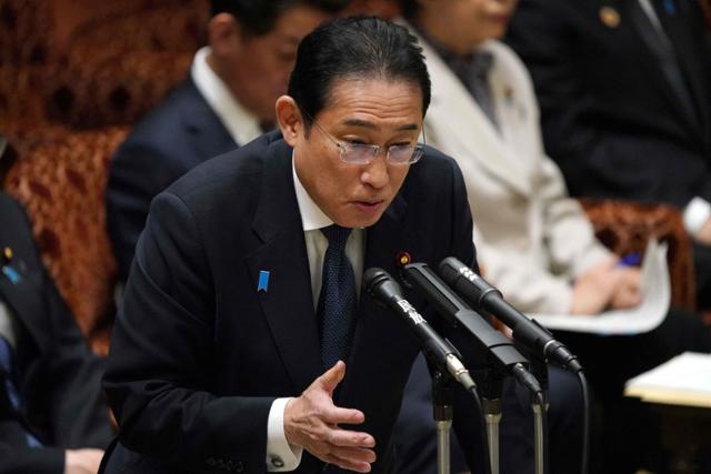 기시다 후미오 일본 총리가 25일 참의원 예산위원회에 출석해 질의에 답변하고 있다. 도쿄=AFP 연합뉴스