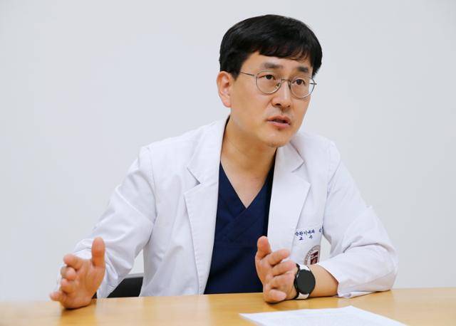 박재형 고려대 안암병원 순환기내과 교수는 "태어난 뒤 닫혀야 하는 난원공 구멍이 폐쇄되지 않으면 자칫 심부정맥에 의해 생긴 혈전으로 허혈성 뇌졸중(뇌경색)에 노출될 수 있다"고 했다. 고려대 안암병원 제공