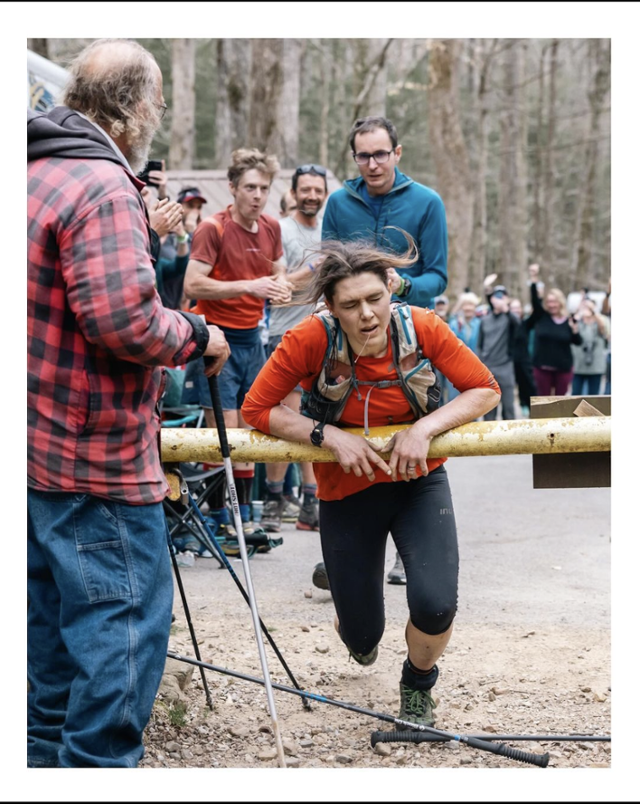 미국 테네시주 프로즌헤드 주립공원에서 열린 '바클리 마라톤'에 참가한 재스민 패리스가 22일 결승선을 통과하고 있다. howiesternphoto 인스타그램 캡처