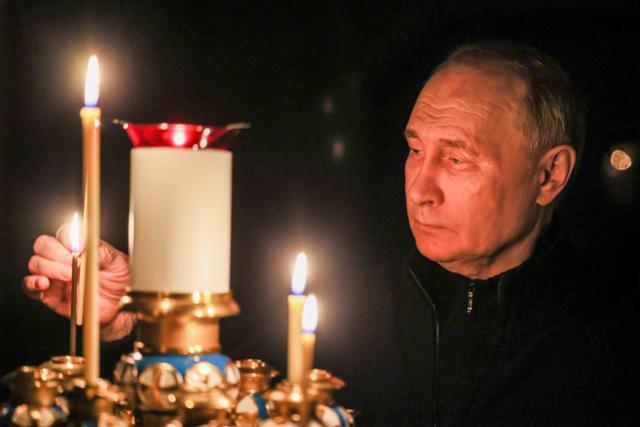블라디미르 푸틴 러시아 대통령이 24일 러시아 수도 모스크바에서 '모스크바 크로커스 시티홀 테러 사건' 희생자들을 추모하는 촛불을 밝히고 있다. 모스크바=타스 연합뉴스