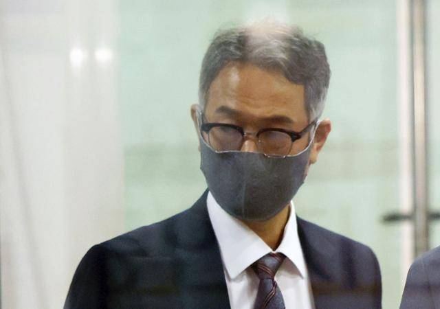 협력업체 측으로부터 8억 원대 금품수수 혐의를 받고 있는 서정식 전 현대오토에버 대표가 25일 서울 서초구 서울중앙지법에서 열린 구속 전 피의자 심문을 받기 위해 법정으로 이동하고 있다. 뉴시스