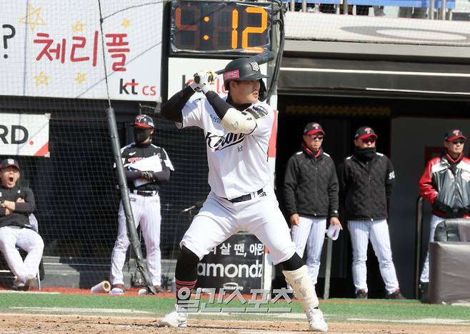 10일 오후 수원 KT위즈파크에서 열린 지난해 통합 우승팀 LG와 준우승팀 KT의 프로야구 시범경기. 배정대타격뒤 피치클락 수원=정시종 기자 capa@edaily.co.kr