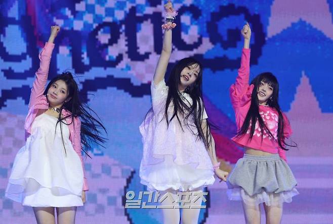 그룹 아일릿(ILLIT) 민주, 이로하, 원희, 모카, 윤아가 25일 오후 서울 용산구 블르스퀘어 마스터카드홀에서 열린 미니 1집 'SUPER REAL ME' 발매 기념 쇼케이스에 참석해 타이틀곡 '마그네틱' 무대를 선보이고 있다. 아일릿은 '르세라핌' '뉴진스'에 이어 하이브가 탄생시킨 세 번째 걸그룹이자, '엔하이픈' 소속사 빌리프랩이 만든 첫 걸그룹이다. 서병수 기자 qudtn@edaily.co.kr /2024.03.25/