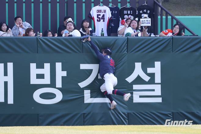 윤동희가 24일 인천 SSG전 3회 말 수비에서 몸을 날려 조형우의 타구를 잡아내고 있다. 사진=롯데 자이언츠