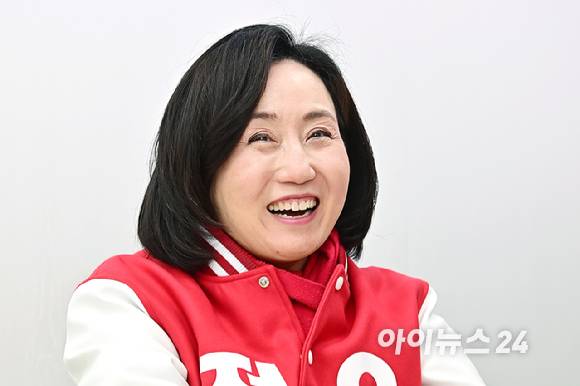 전주혜 국민의힘 강동갑 후보자가 지난 21일 오후 서울 강동구에 위치한 선거사무소에서 아이뉴스24와 인터뷰를 하고 있다. [사진=곽영래 기자]