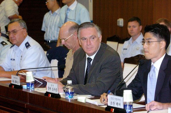 2007년 6월 8일 서울 용산 국방부 중회의실에서 열린 한ㆍ미 제13차 안보정책구상(SPI) 회의에 참석한 리처드 롤리스(오른쪽 둘째) 당시 미 국방부 아시아태평양안보담당 부차관. 중앙포토