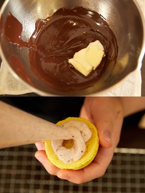 마카롱의 내용물, 필링으로 많이 쓰는 가나슈는 초콜릿과 생크림이 주가 된다. 여기에 버터를 소량 추가하면 풍미를 살릴 수 있다(위 사진). 필링으로 만든 버터크림을 코크 사이에 넣을 때는 코크 테두리부터 중앙까지 원을 그리듯 짜준다.