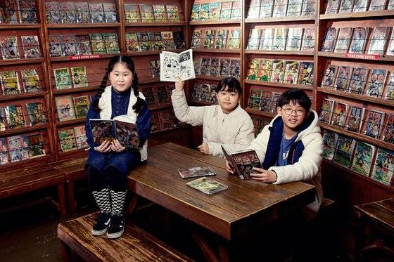 최은서(경기도 행정초 4)·황민하(경기도 부천동곡초 6)·이서준(경기도 평촌초 6·왼쪽부터) 학생기자가 경기도 부천시 한국만화박물관을 찾아 한국 만화의 발전 과정을 살폈다.