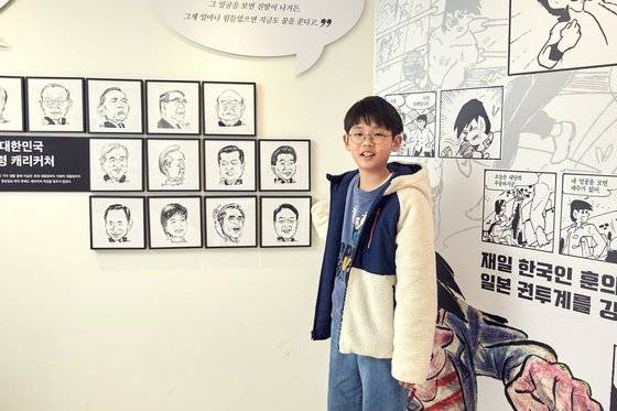 한국만화박물관에 있는 시사만화의 거장 고(故) 박기정 작가의 전시실을 둘러본 이서준 학생기자. 박 작가는 33년간 우리 현대사의 주요 사건을 시사만평으로 기록했다.