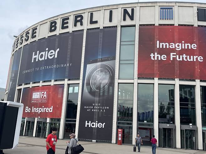 IFA 2023이 열리고 있는 ‘메세 베를린’ 입구에 중국 가전업체 하이얼 광고가 붙어 있다./한국경제