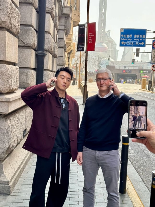 최근 애플이 중국 매 아이폰 판매량 급감으로 고전 중인 가운데 팀 쿡 CEO가 또다시 중국을 찾았다./팀쿡 웨이보