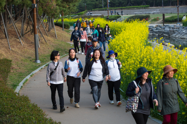 지난해 4월 1일 열린 오륙도 투나잇 장거리 걷기 축제 참가자들이 수변길을 걷고 있다. 부산걷는길연합 제공