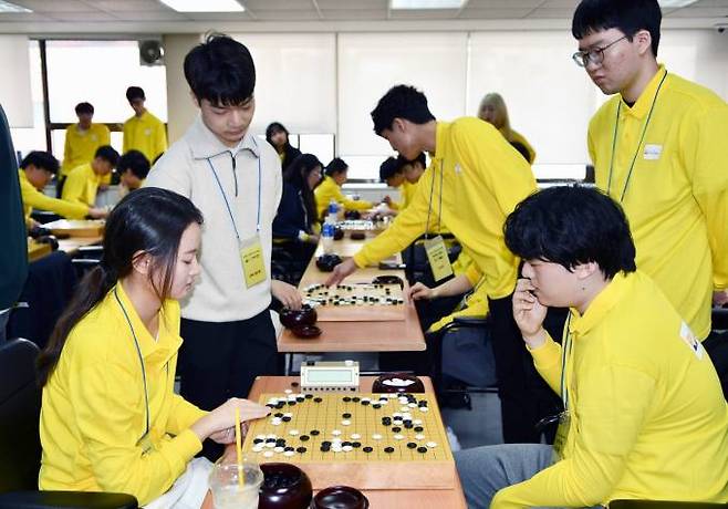 프로기사 ‘훈수’ 찬스를 도입해 재미를 높인 KB국민은행 바둑리그 서포터즈 대항전. 한국기원