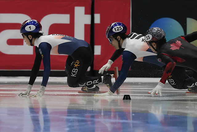 쇼트트랙 월드컵 시리즈 MVP 박지원(1번)이 2024 세계선수권 1000m 결선 황대헌(125번) 반칙 때문에 넘어지고 있다. 사진=AP=연합뉴스 제공