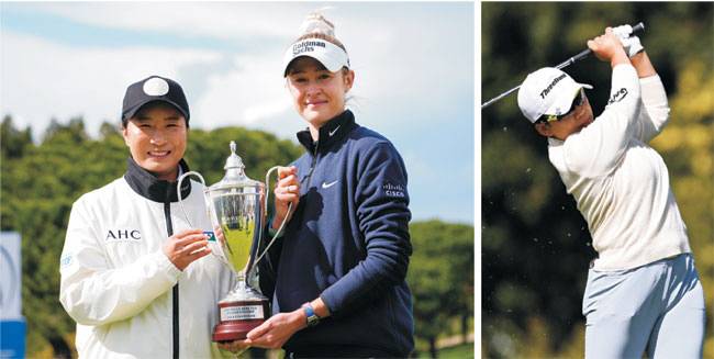 미국의 넬리 코르다(왼쪽사진 오른쪽)가 25일 오전(한국시간) LPGA투어 퍼힐스 박세리 챔피언십에서 이 대회를 주최한 박세리와 함께 우승 트로피를 들고 있다. 이 대회에 초청 출전한 신지애(오른쪽 사진)는 한국 선수 중 가장 순위가 높은 공동 5위에 자리했다.  AP AFP 연합뉴스