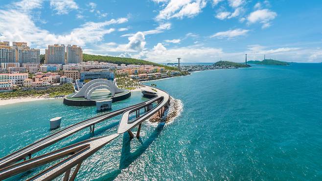 라 페스타 푸꾸옥 바로 앞, 원형 공연장과 키스다리