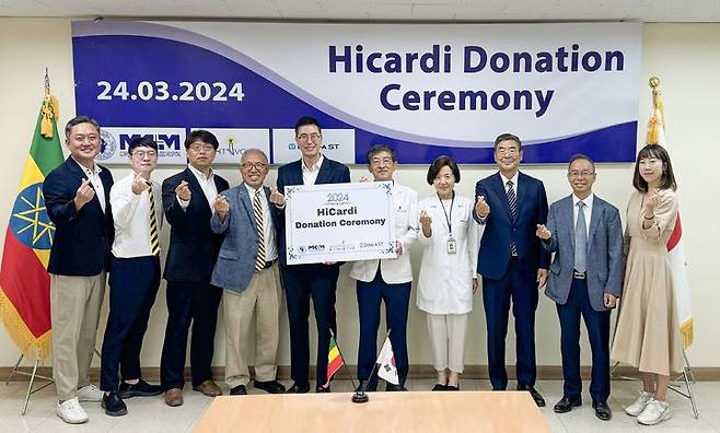 [서울=뉴시스] 동아에스티-MCM병원 원격 환자 모니터링 플랫폼 '하이카디' 지원 업무 협약 체결식에서 메쥬 조성필 부사장(사진 왼쪽에서 3번째), 동아제약 커뮤니케이션실 김용운 상무(사진 왼쪽에서 5번째), MCM 병원 김권삼 원장(사진 왼쪽에서 6번째) 등 관계자들이 기념 사진을 촬영하고 있다. (사진=동아에스티 제공) 2024.03.25. photo@newsis.com *재판매 및 DB 금지