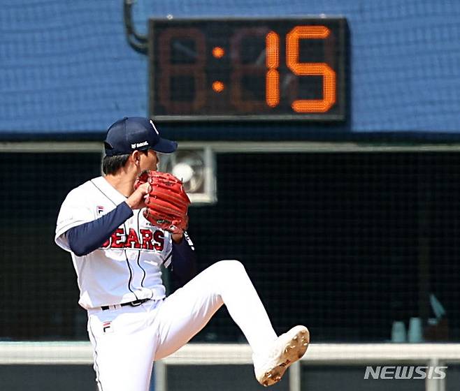 [서울=뉴시스] 김금보 기자 =14일 서울 송파구 잠실야구장에서 열린 2024 KBO리그 두산 베어스와 KIA 타이거즈의 시범경기에 '피치 클록'이 시범 운영되고 있다. 피치 클록은 투수는 주자가 있을 때 23초 안에, 주자가 없을 때 18초 안에 공을 던져야 한다. 타자는 피치 클록 종료 8초 전까지 타석에 들어서야 한다. 2024.03.14. kgb@newsis.com